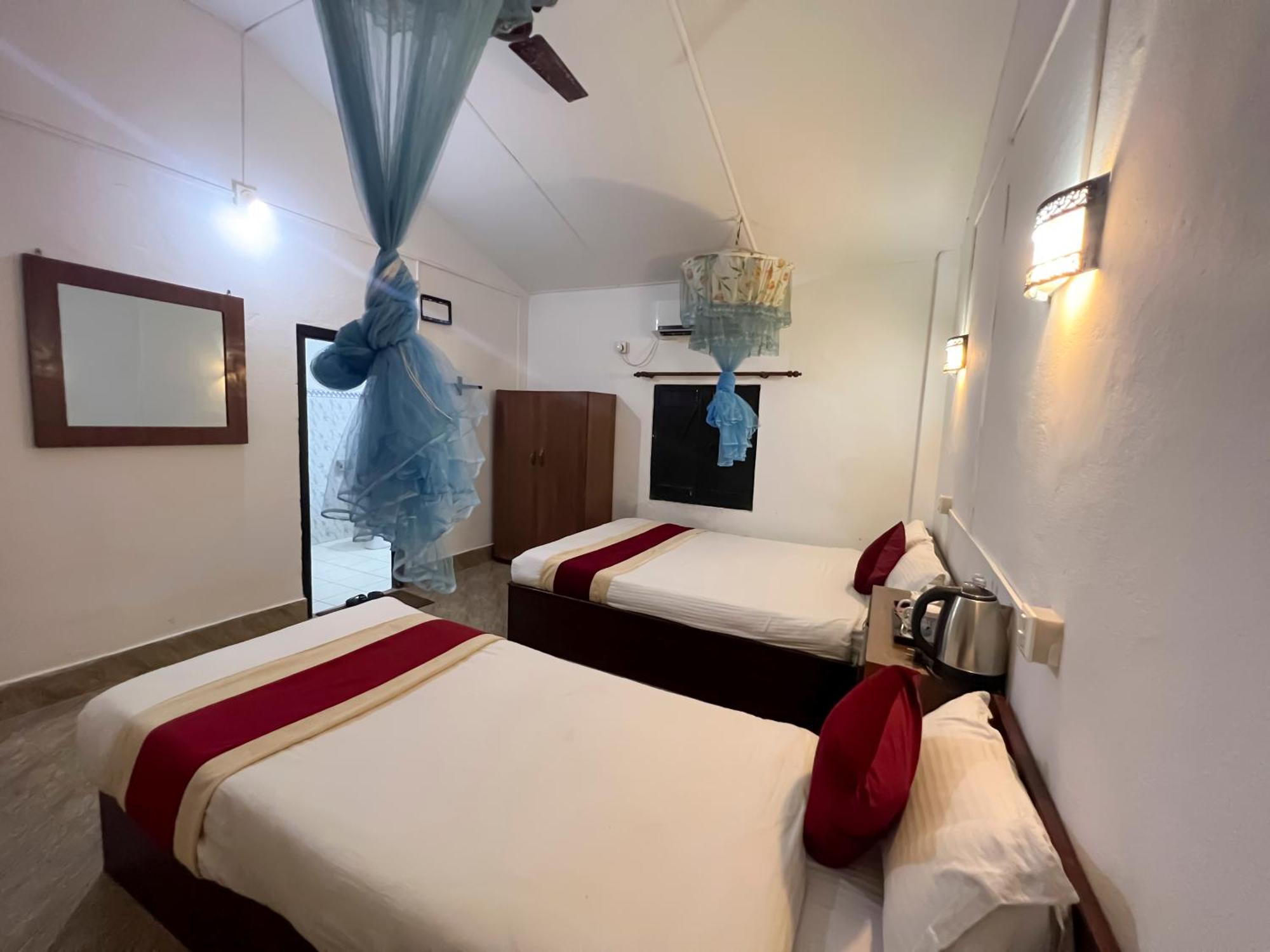 Ama Garden Sauraha Hotel Exterior photo