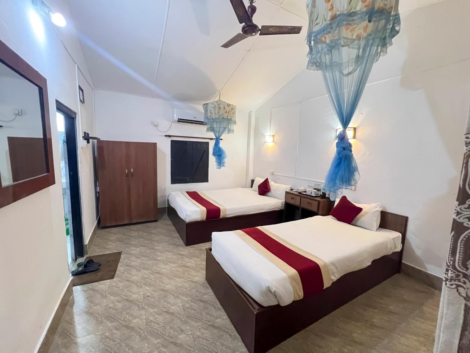 Ama Garden Sauraha Hotel Exterior photo